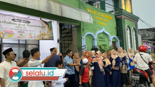 Momen Bunda PAUD Kapasan Surabaya Berbagi Takjil pada Warga