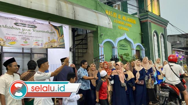 Momen Bunda PAUD Kapasan Surabaya Berbagi Takjil pada Warga