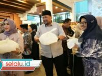 DPRD Jatim Bagikan Ribuan Paket Takjil saat Hujan Deras di Surabaya