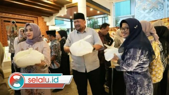 DPRD Jatim Bagikan Ribuan Paket Takjil saat Hujan Deras di Surabaya