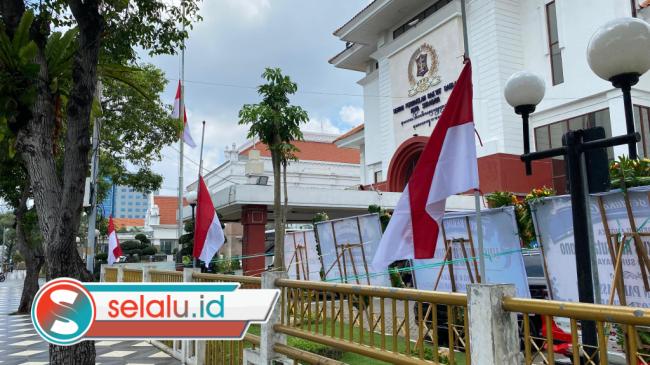 Bendera Setengah Tiang di DPRD Surabaya untuk Penghormatan Terakhir pada Adi Sutarwijono
