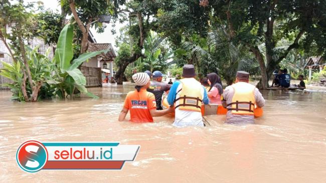 Polres Jember Evakuasi Korban Banjir di Rambipuji, Pastikan Bantuan Merata