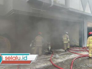Gudang Belakang Hi Tech Mall Surabaya Terbakar, 13 Mobil Damkar Dikerahkan