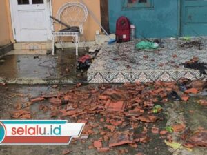 Hujan Angin Terjang Surabaya: Genteng Rumah Warga Berterbangan, Sejumlah Pohon Juga Tumbang