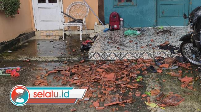 Hujan Angin Terjang Surabaya: Genteng Rumah Warga Berterbangan, Sejumlah Pohon Juga Tumbang