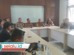 Tolak Pergantian Pj Kades, Warga Patemon Jember Geruduk Kantor Camat Pakusari