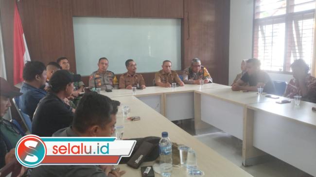 Tolak Pergantian Pj Kades, Warga Patemon Jember Geruduk Kantor Camat Pakusari