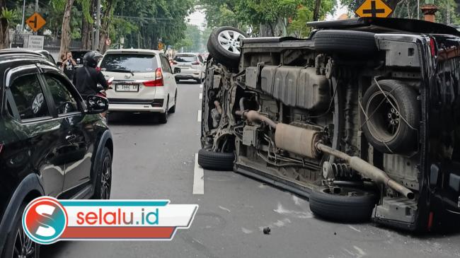Kecelakaan Beruntun Libatkan 6 Mobil Terjadi di Raya Darmo Surabaya