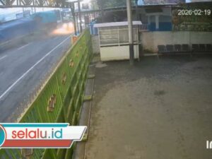 Detik-detik Kecelakaan Beruntun 3 Truk dan Satu Motor di Mojokerto Terekam CCTV