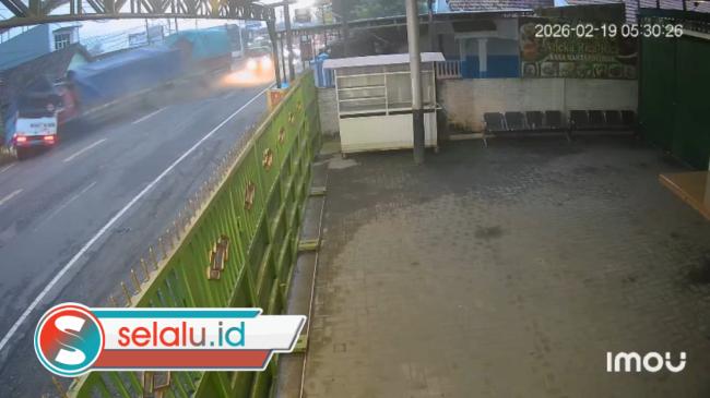 Detik-detik Kecelakaan Beruntun 3 Truk dan Satu Motor di Mojokerto Terekam CCTV