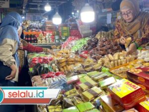 Pasar Blauran Surabaya Diserbu Pengunjung, Kue Apem-Pastel Laris saat Imlek dan Jelang Ramadan