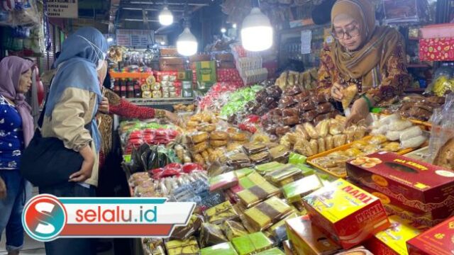 Pasar Blauran Surabaya Diserbu Pengunjung, Kue Apem-Pastel Laris saat Imlek dan Jelang Ramadan
