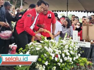 Isak Tangis Iringi Pemakaman Ketua DPRD Surabaya Adi Sutarwijono di TPU Keputih