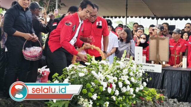 Isak Tangis Iringi Pemakaman Ketua DPRD Surabaya Adi Sutarwijono di TPU Keputih