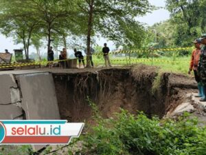 ‎Dampak Hujan Deras, Akses Jalan Kotaanyar-Pakuniran Probolinggo Terputus