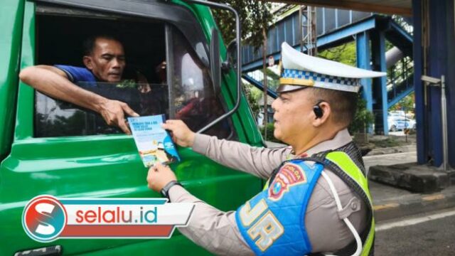 PJR Polda Jatim Tertibkan Truk dan Bus yang Nekat Pakai Lajur Kanan di Tol