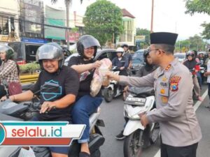 Momen Kapolres Mojokerto Bersama Jurnalis Bagikan Takjil dan Beri Santunan Anak Yatim