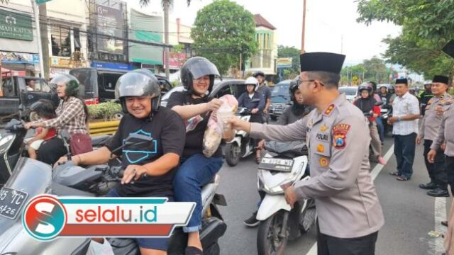 Momen Kapolres Mojokerto Bersama Jurnalis Bagikan Takjil dan Beri Santunan Anak Yatim