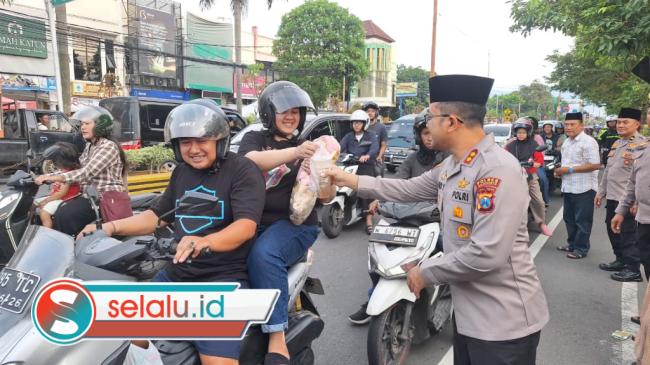 Momen Kapolres Mojokerto Bersama Jurnalis Bagikan Takjil dan Beri Santunan Anak Yatim