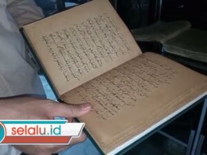 Melihat Al-Qur'an dan Kitab Kuno dari Kulit Berumur 400 Tahun di Ponpes Tertua Mojokerto