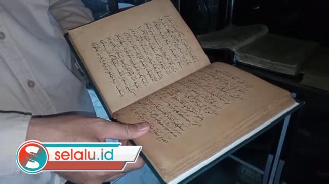 Melihat Al-Qur'an dan Kitab Kuno dari Kulit Berumur 400 Tahun di Ponpes Tertua Mojokerto