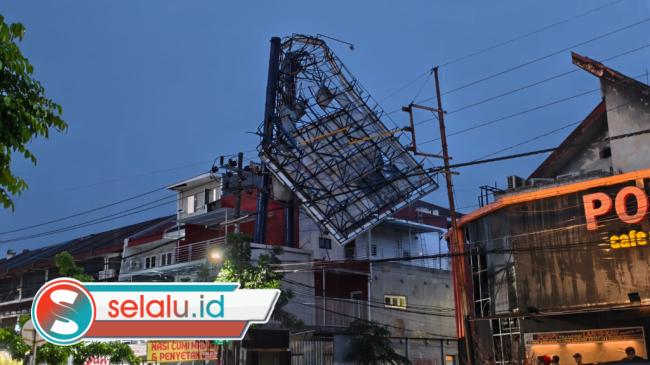 Reklame Patah saat Hujan Disertai Angin di Surabaya: Belum Ada Petugas, Bahayakan Warga 