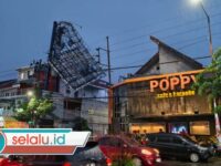 Reklame Patah di Surabaya yang Berbahaya Belum Dievakuasi, Ini AlasannyaÂ