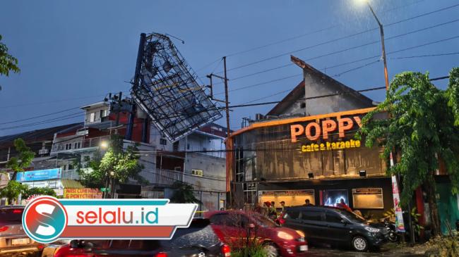 Reklame Patah di Surabaya yang Berbahaya Belum Dievakuasi, Ini Alasannya 