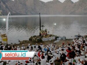 Mengenal Upacara Mulang Pekelem: Persembahan untuk Gunung Rinjani