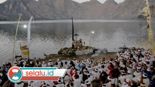 Mengenal Upacara Mulang Pekelem: Persembahan untuk Gunung Rinjani