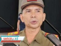 Satpol PP Jember Segel Billboard Tak Berizin, Jalan Jawa Jadi Sorotan Utama