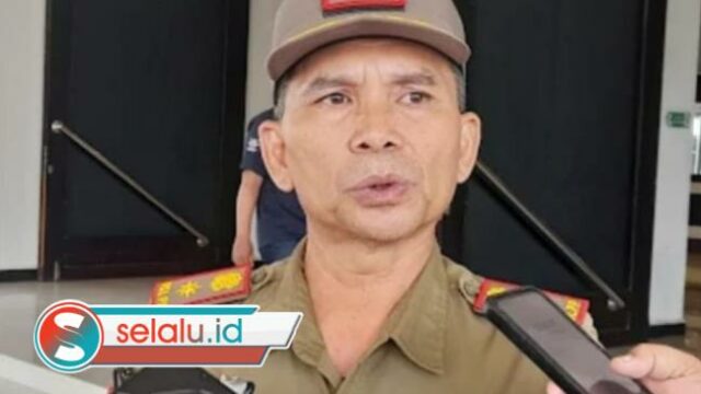 Satpol PP Jember Segel Billboard Tak Berizin, Jalan Jawa Jadi Sorotan Utama