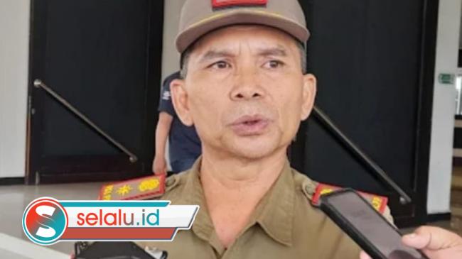 Satpol PP Jember Segel Billboard Tak Berizin, Jalan Jawa Jadi Sorotan Utama