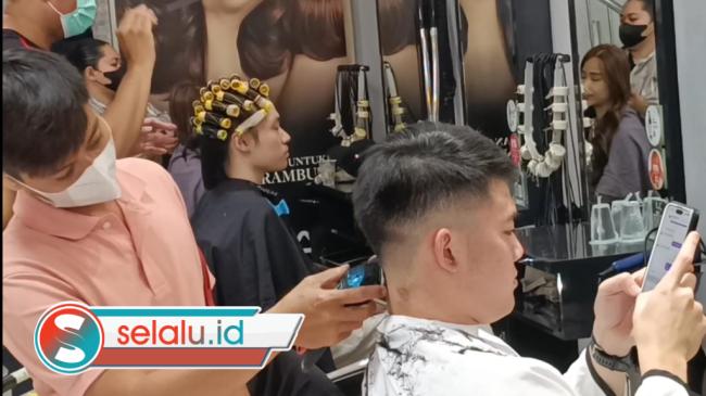 Jelang Imlek, Salon di Surabaya Diserbu Pelanggan