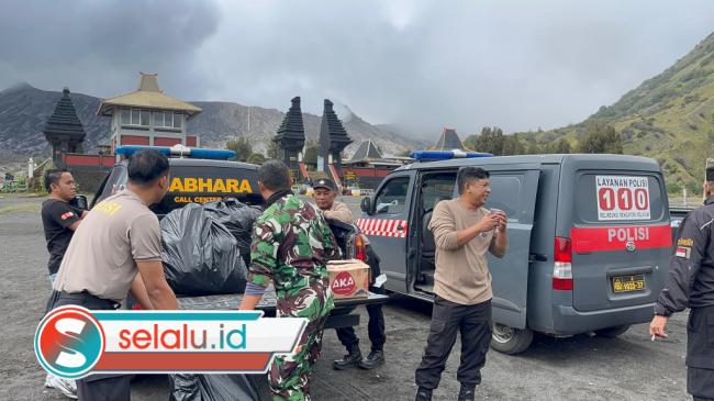 Potret Bersih-bersih Sampah di Kawasan Wisata Bromo Jelang Liburan dan Ramadan