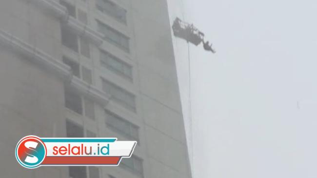 Ngerinya saat Pekerja Terjebak di Gondola Apartemen Ascot Surabaya: Disapu Hujan Angin, Terbentur Tembok