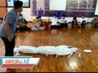 Pesantren Kilat SMP Labschool Unesa Diwarnai Belajar Merawat Jenazah