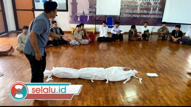 Pesantren Kilat SMP Labschool Unesa Diwarnai Belajar Merawat Jenazah