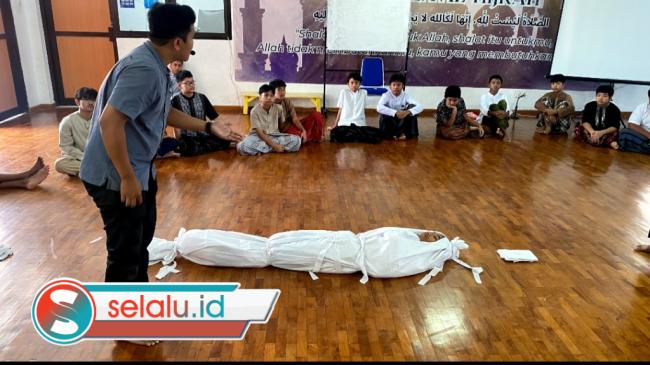 Pesantren Kilat SMP Labschool Unesa Diwarnai Belajar Merawat Jenazah