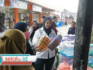 Momen DPR RI Dini Rahmania Belanja Bareng Kader NasDem di Pasar Maron Probolinggo