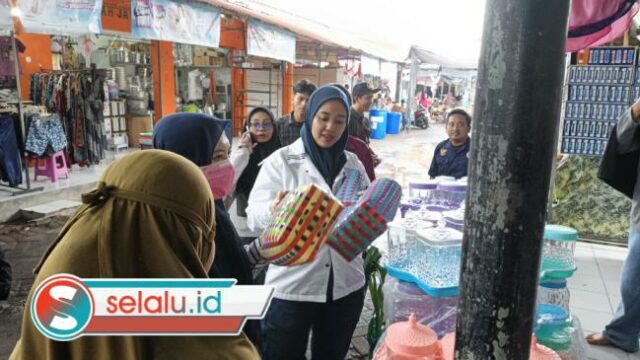 Momen DPR RI Dini Rahmania Belanja Bareng Kader NasDem di Pasar Maron Probolinggo