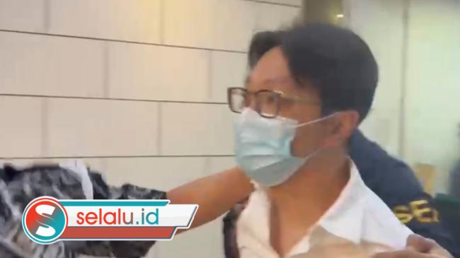 Penampakan Dokter Richard Lee saat Dilakukan Penahanan