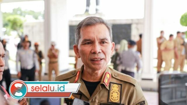 Ciptakan Lingkungan ASRI, Satgas Pemkab Jember Bersihkan Spanduk hingga Lapak