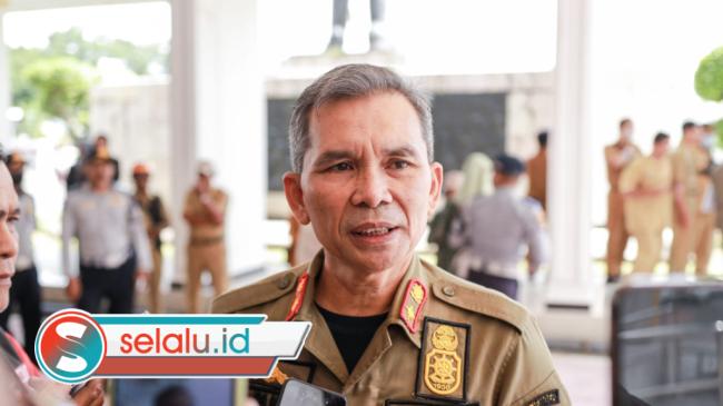 Ciptakan Lingkungan ASRI, Satgas Pemkab Jember Bersihkan Spanduk hingga Lapak