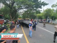 Mobil CRV Laka Tunggal di Masjid Al Akbar Surabaya Sempat Terbang dan Jungkir-balik 