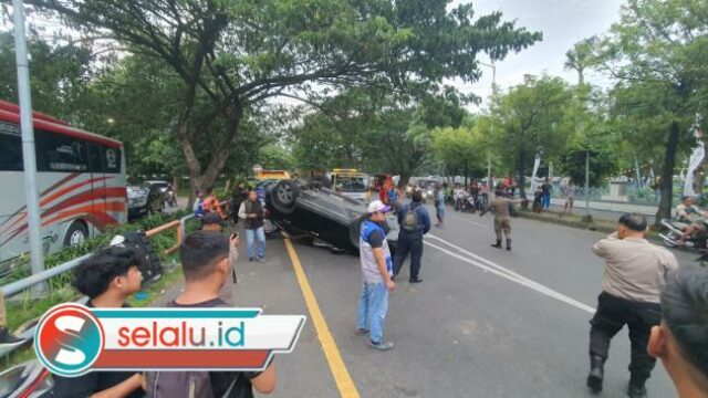 Mobil CRV Laka Tunggal di Masjid Al Akbar Surabaya Sempat Terbang dan Jungkir-balik 