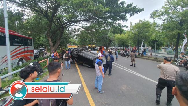 Mobil CRV Laka Tunggal di Masjid Al Akbar Surabaya Sempat Terbang dan Jungkir-balik 