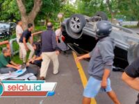 Mobil Terbalik di Kawasan Masjid Al Akbar Surabaya, Diduga Laka Tunggal