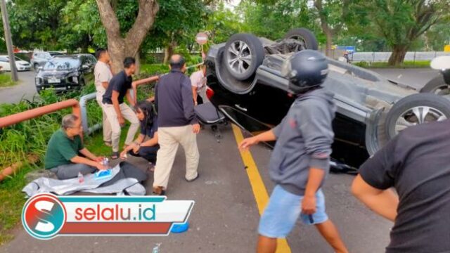 Mobil Terbalik di Kawasan Masjid Al Akbar Surabaya, Diduga Laka Tunggal