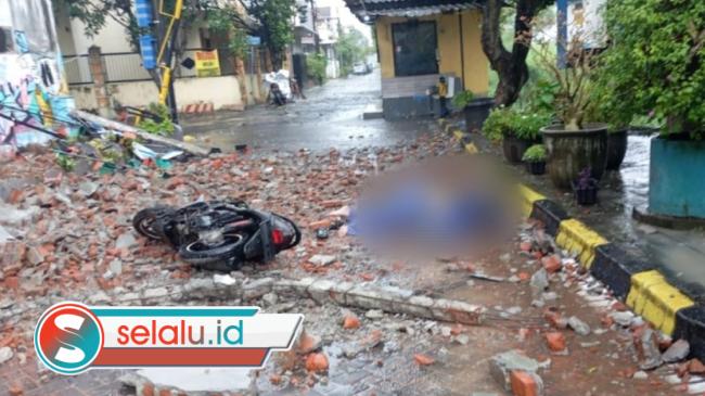 Tertimpa Tembok Ruko, Pemotor Wanita di Surabaya Tewas